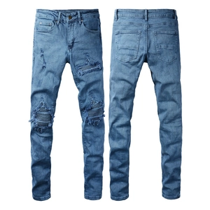 Détails du jean bleu clair avec empiècements aux genoux et finitions de style urbain