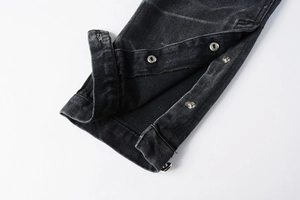 Vue détaillée du tissu denim délavé gris foncé avec boutons-pression métalliques argentés