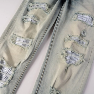 Jeans da uomo celeste con toppe di strass e dettagli sfrangiati in stile street fashion