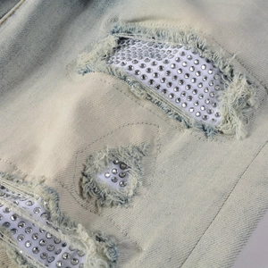 Jeans da uomo lavaggio chiaro con strappi decorati da strass e finitura denim stile urban