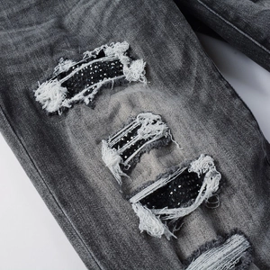 Jean denim noir délavé pour homme style high street avec détails déchirés et strass