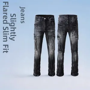 Detail voor- en achterkant van donkergrijze flared jeans met handige cargozakken
