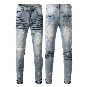Jean homme bleu clair slim avec plis motard et éclaboussures de peinture colorées