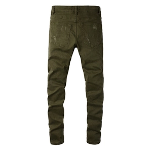 Dettaglio dei jeans denim verde militare con tasche posteriori e finiture logorate