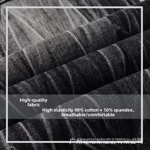 Detail van elastische donkere denim stof met diagonale twill weving en katoenmix