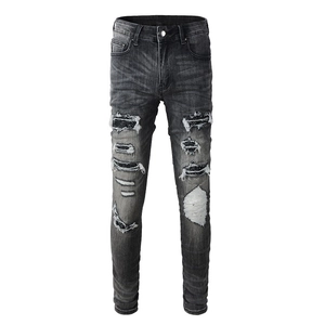 Jean slim pour homme avec strass et déchirures stylées pour un look streetwear tendance