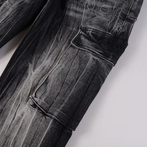 Donkergrijze uitlopende cargojeans met acid wash-effect en grote zijzakken met klep