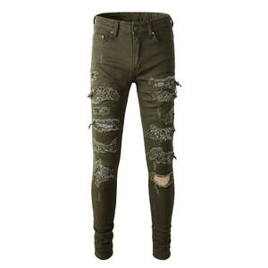 Jeans slim uomo verde oliva con toppe di paillettes e dettagli strappati stile street fashion