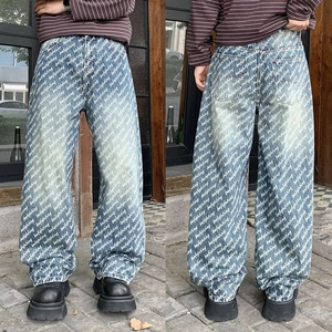 Detail einer hellblau gewaschenen Jeans mit befighting Buchstaben-Allover-Print