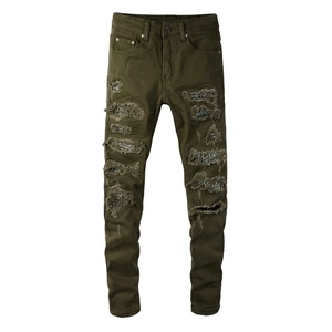 Jeans uomo slim fit verde militare con strappi distressed e toppe in stile streetwear