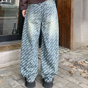 Hellblaue Herrenjeans mit Distressed-Effekt, bafightring-Buchstabenprint und weitem Retro-Bein