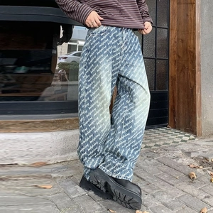 Hellblaue Herren Jeans mit weißem Schriftzug und lockerer weiter Passform im Streetstyle
