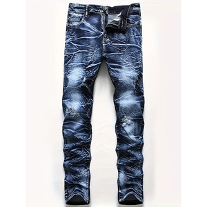Détail de jean slim homme avec délavage intensif et finitions déchirées aux genoux