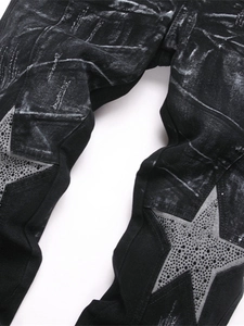 Herren Wide-Leg Acid-Wash-Jeans mit grauen Stern-Patches und funkelnden schwarzen Strasssteinen