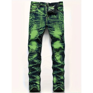 Détail du jean slim usé avec délavage à l'acide vert néon et texture plissée