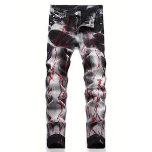 Détail du jean slim pour homme avec broderie éclair rouge et imprimé fumée