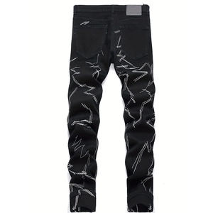 Détail du jean noir pour homme avec broderie motif éclair blanc unique sur la poche arrière