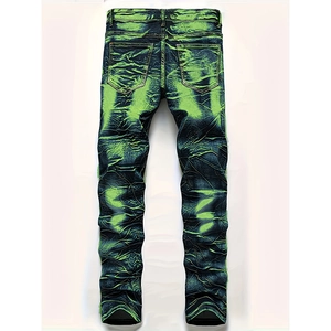 Détails du jean tie-dye vert et noir avec plis empilés et finitions effet vieilli