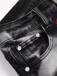 Jean slim pour hommes délavé à l'acide avec broderie rouge et rivets métalliques
