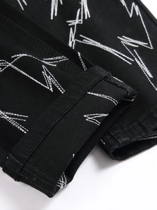 Jean noir extensible pour hommes avec broderies éclair blanches et coupe droite moderne