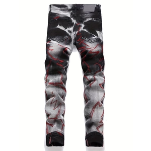 Détail du jean denim délavé gris avec broderies éclair rouges et écusson en cuir à la taille