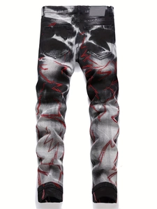 Détail de broderie éclair rouge sur jean extensible délavé tricolore pour hommes