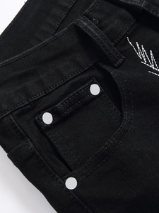 Jean noir pour hommes avec broderie plume blanche premium et détails de rivets argentés