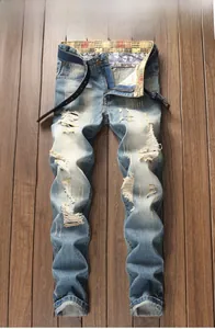 Détail de jean bleu clair vieilli avec déchirures aux genoux et doublure drapeau américain