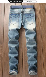 Détail des poches arrière avec broderie ondulée sur un jean bleu clair délavé