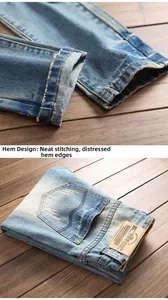 Détail du jean délavé bleu clair avec ourlets usés et écusson en cuir à l'arrière