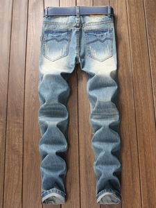 Jean droit rétro bleu clair pour homme avec ceinture et broderie sur la poche arrière