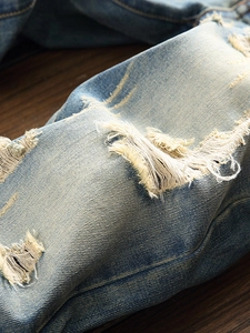 Jean homme décontracté bleu clair avec détails déchirés vintage et coupe droite délavée