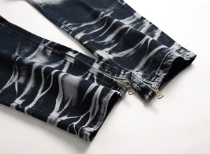 Jeans da uomo in denim indaco con motivi tie-dye bianchi e cerniere alle caviglie