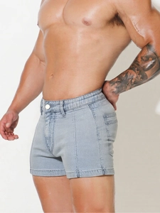 Short en jean bleu clair moulant pour homme avec stretch et fente latérale