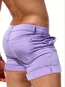Short en jean lavande pour homme coupe ajustée avec revers et poches classiques sur blanc