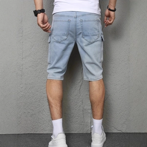 Dettaglio di pantaloncini cargo in denim azzurro con tasche posteriori e trama lavata