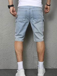Pantaloncini di jeans celeste da uomo con tasche cargo e stile casual estivo slavato