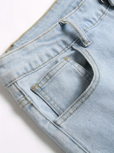 Pantaloncini di denim larghi da uomo con fori strappati e cuciture gialle a contrasto