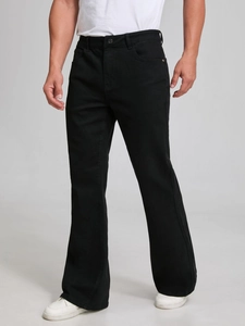 Schmal geschnittene schwarze Schlagjeans für Herren im klassischen Five-Pocket-Design