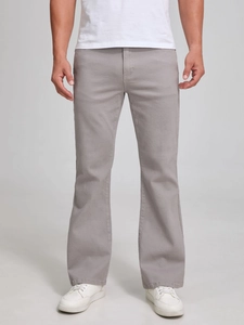 Jean évasé rétro gris pour homme, coupe ajustée au style cleanfit décontracté et minimaliste