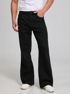 Schmale schwarze Schlagjeans für Herren im minimalistischen Uni-Design mit fünf Taschen