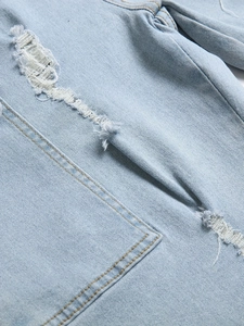 Pantaloncini di jeans uomo azzurri, vestibilità comoda con strappi e dettagli usurati