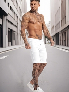 Short en jean blanc coupe ajustée pour homme présenté dans une pose de rue