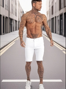Short chino blanc ajusté pour homme avec ourlet retroussé pour un style urbain décontracté