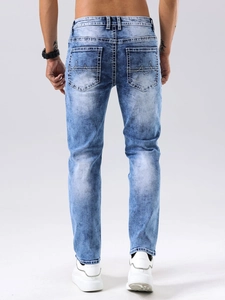 Jean slim pour hommes en bleu délavé avec surpiqûres blanches décoratives sur les poches