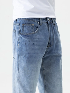 Hellblaue verwaschene Jeans mit stylischen schwarzen Farbspritzern und Five-Pocket-Design