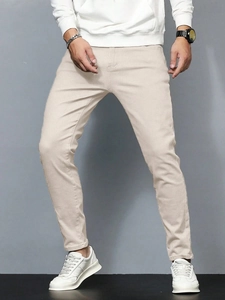 Pantalon beige coupe ajustée pour homme avec sweat à capuche blanc et baskets
