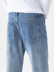 Herren Jeans in Hellblau gewaschen mit schwarzen Farbspritzern und Kontrastnähten