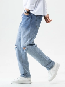Helle Herren-Jeans im Straight Fit mit Rissen an den Knien und Farbspritzer-Effekt