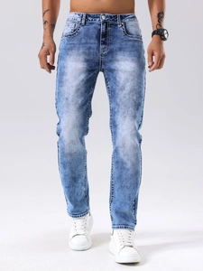 Jean slim pour homme bleu clair délavé effet neige avec texture vintage et coutures